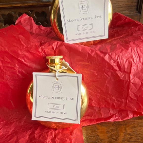 NWT- 2 GOLD PLATED LUXURY FLASKS (2) - Picture 12 of 14